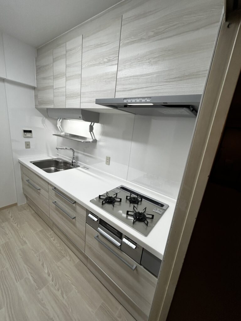 株式会社日本住宅管理が提案する理想のキッチンリフォーム｜東京都町田市で実現する前面収納・後付けのある快適空間